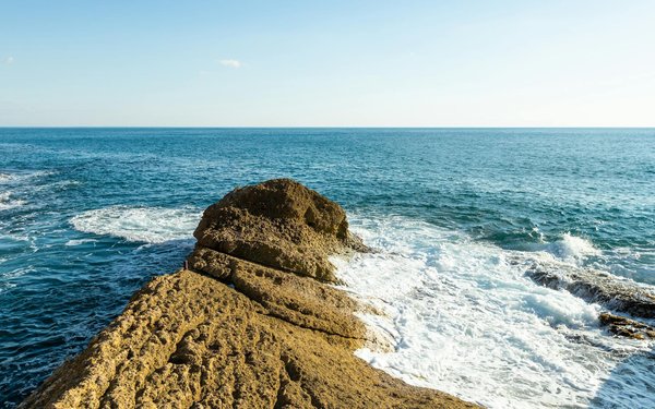 Où trouver des stages de yoga sur la plage à Bali?